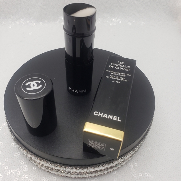 Chanel Retractable Foundation Brush Angled Brush - Picture 3 of 7